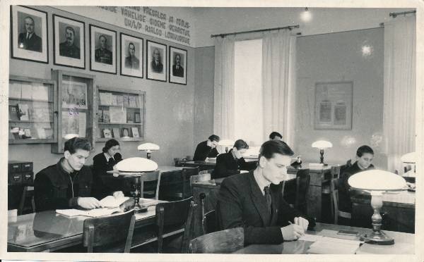 Tartu Gogoli nimeline Keskraamatukogu (linnaraamatukogu), lugemissaal. 1969