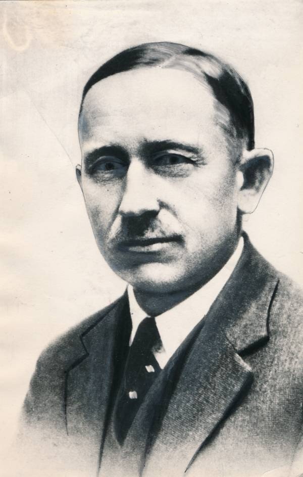Portree: kirjanik Anton Hansen Tammsaare. Retušeeritud foto.