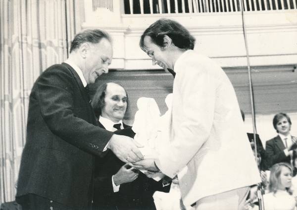 Koolinoorte segakooride konkursi laureaatide autasustamine Estonia kontserdisaalis, dirigendid Olev Oja, Riho Leppoja, Toivo Ojaveski. Tallinn, 06.12.1987.