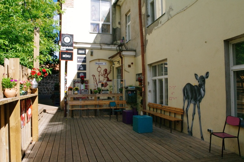 Digifoto. Genialistide klubi (Magasini 5) hoov, grafiti seintel. Tartu, 2017.