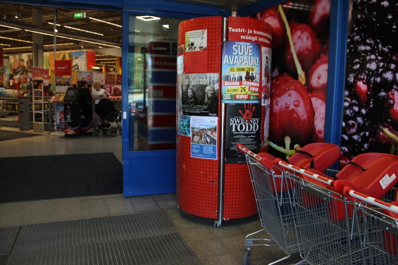 Digifoto. Rebase Rimi hüpermarket, sisevaade. Kuulutuste post.  Tartu,  2018.