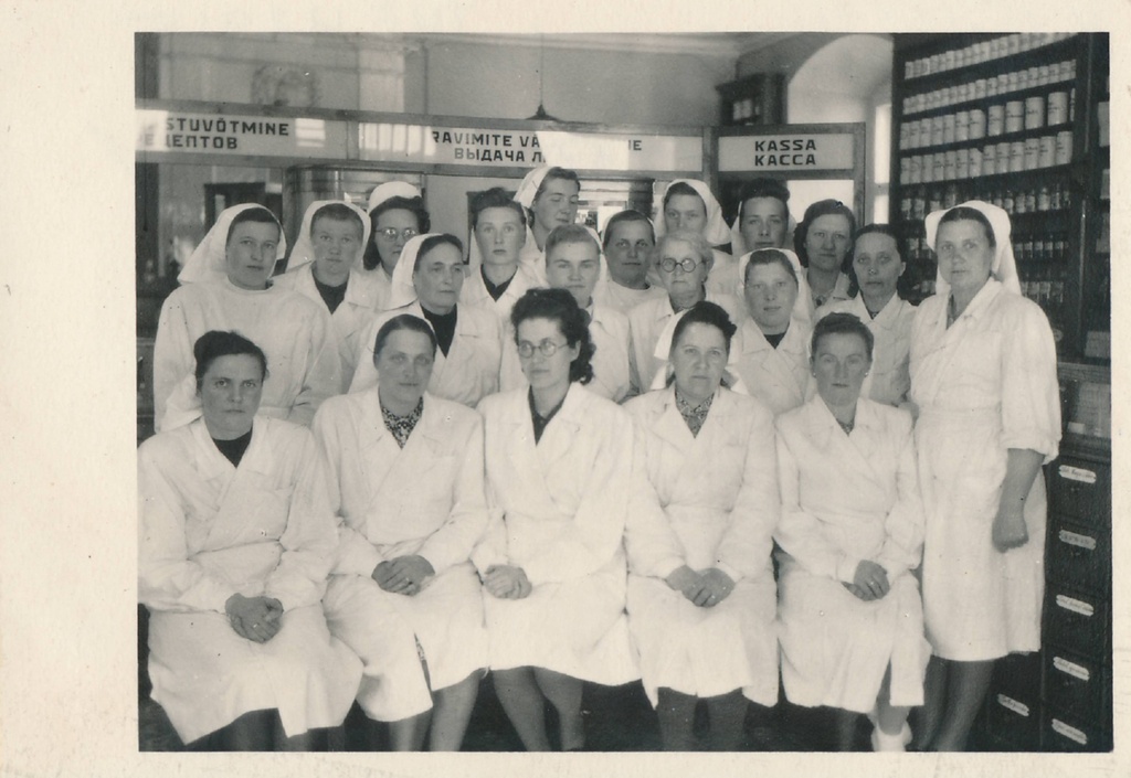 Grupipilt: Kivisilla apteegi töötajad. Tartu, 1950.