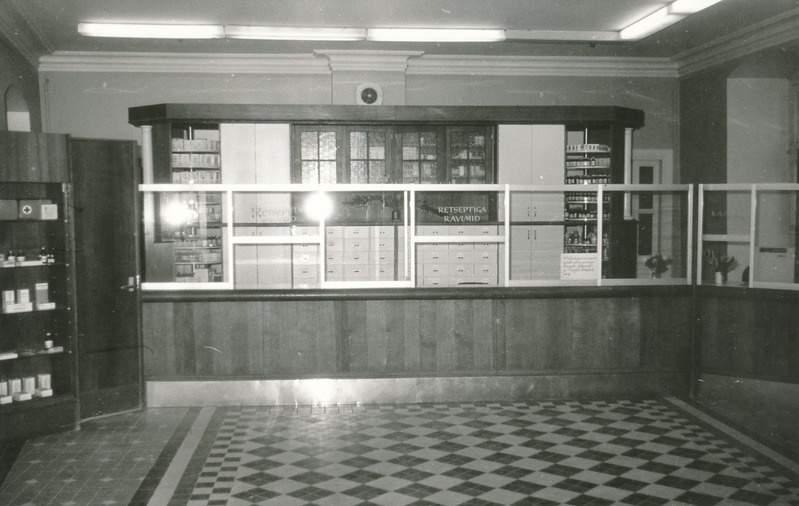 Raekoja plats 18, Kivisilla apteek, renoveerimine. Tartu, 1987.