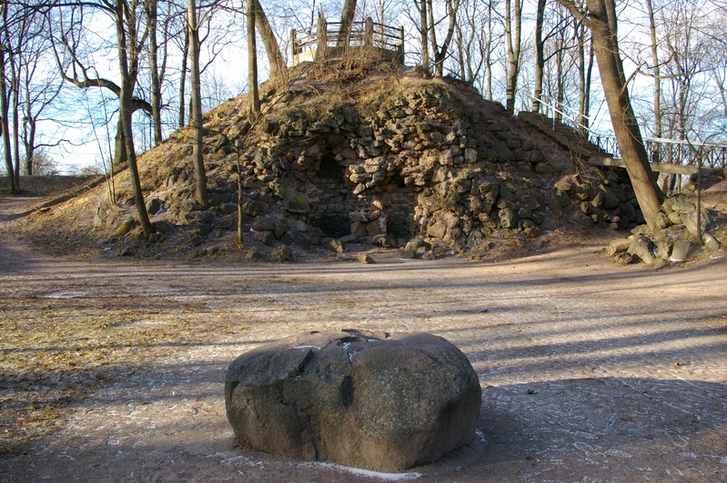 Ohvrikivi Toomemäel; taga Musumägi. Tartu, 2008.