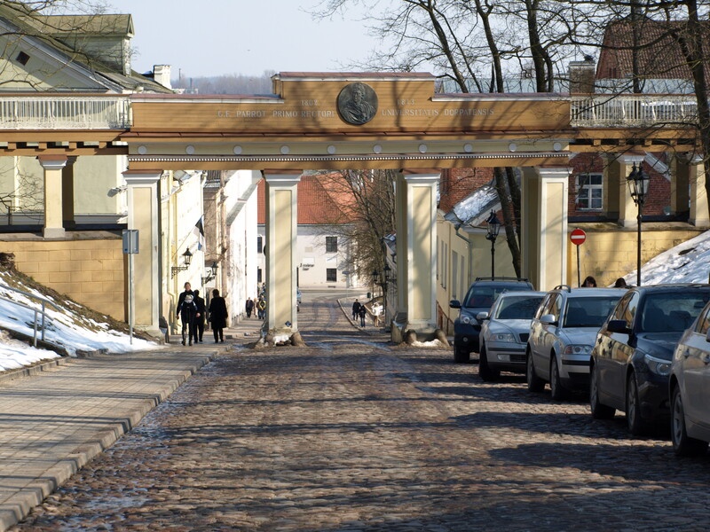 Inglisild, vaade piki Lossi tänavat kesklinna suunas. Tartu, 2008.