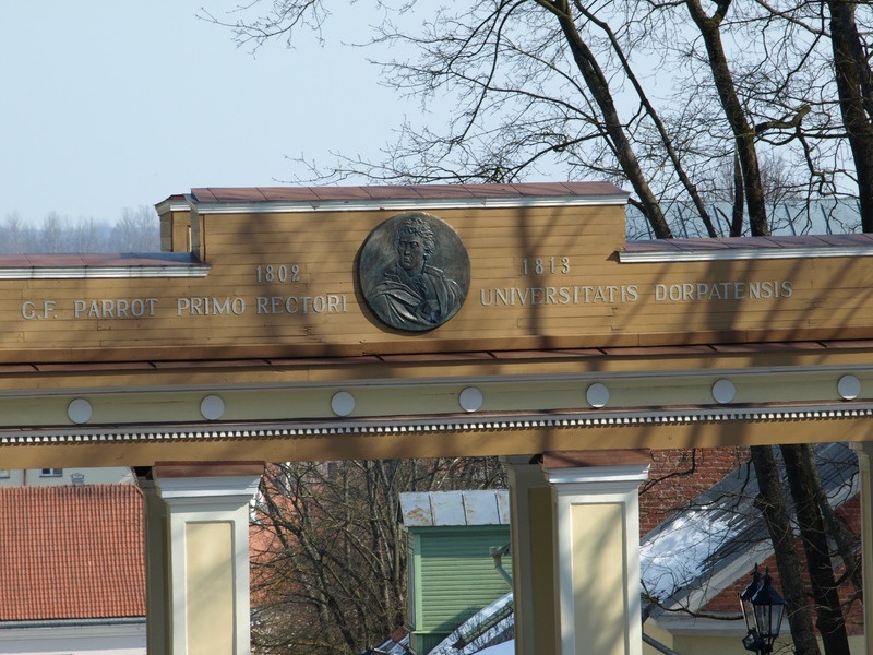 Inglisild, sillal bareljeef: G. F. Parrot.  Tartu, 2008.
