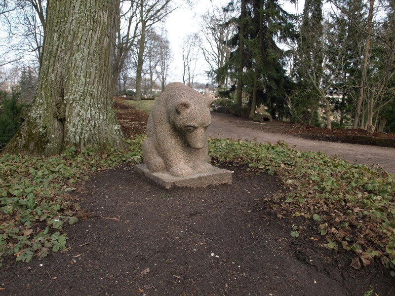 Botaanikaaed, skulptuur (istuv karu). Tartu, 2008.