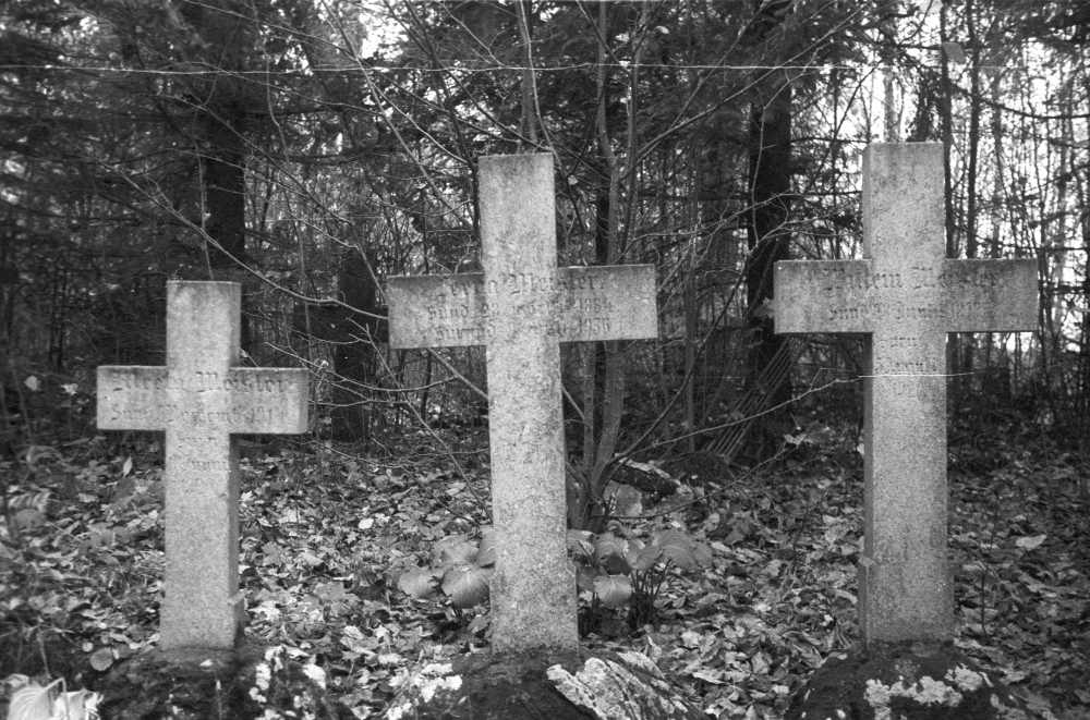 Cyvirists in Pürksi graveyard.