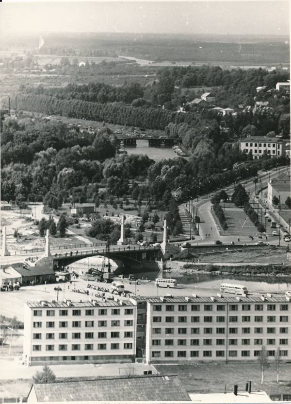 Vaade. Ees hotell "Tartu" (Soola 3), selle taga bussijaam ja Võidu sild; paremal Leningradi mnt. Tartu, 1967.