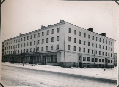 Hoone Riia 11 (arh R.-L. Kivi), allkorrusel lastekaupade pood "Noorus" ja toidukauplus "Tartu". Tartu, 1960.  duplicate photo