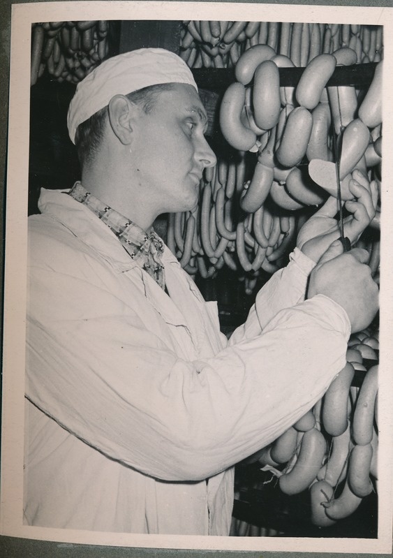 Tartu Lihakombinaat, vorstitsehhi meister kontrollib valmistoodangut. 1960
