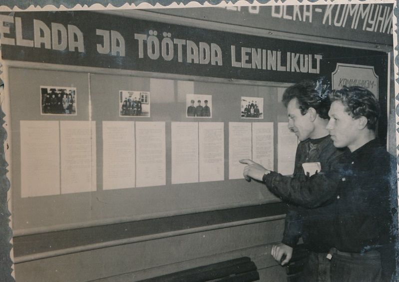 Tartu Raudteesõlm / raudteejaam. Sotsialistlik võistlus, seinaleht; juures komsomoliorganisatsiooni sekretär A. Saharov ja komnoor A. Väänurm. 1959