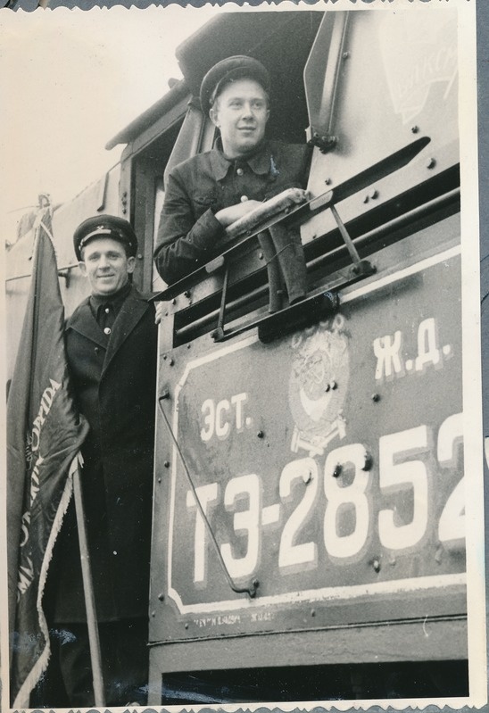 Tartu Raudteesõlm / raudteejaam. Vanemvedurijuht K. Geikin (punalipuga) tema juhitud kommunistlike noorte brigaadi veduril. 1959
