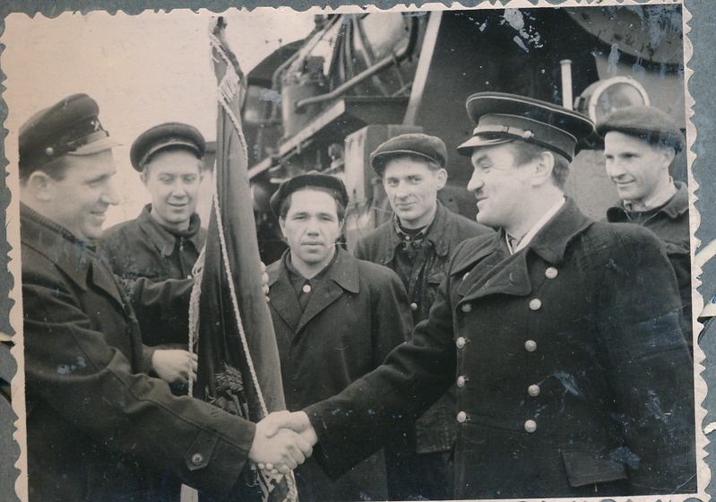 Tartu Raudteesõlm / raudteejaam. Rändpunalipu üleandmine K. Geikinile, kommunistlike noorte brigaadi juhile. 1959