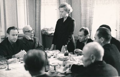 "Edasi" toimetuse vestlusring. Kõneleb  EKP Tartu Linnakomitee sekretär A. Jürimäe, temast vasakul Tartu Linna TSN TK esimees Arnold Karu. Tartu, 1967.  duplicate photo