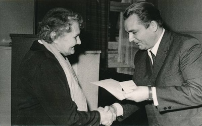 EKP Tartu Linnakomitee esimene sekretär Vladimir Meister (paremal)  annab üle autasu Petersonile. Tartu, 1967.  similar photo