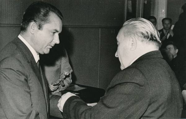 EKP Tartu Linnakomitee esimene sekretär Vladimir Meister (vasakul) annab üle autasu J. Tootsile. Tartu, 1967.