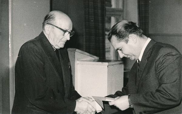 EKP Tartu Linnakomitee esimene sekretär Vladimir Meister (paremal) annab üle autasu I. Rosentalile. Tartu, 1967.