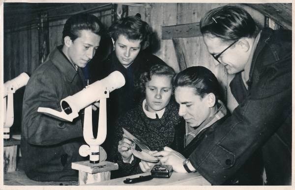 TRÜ füüsika-astronoomia instituut, vaatluspaviljon. Õppejõud Ivar Piir (paremal) ja üliõpilased Valdo Ruttas, Rein Staub, Rutt Aimla, Heli Hansar.  Tartu, 1957.