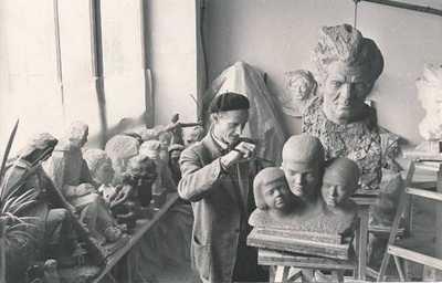 Skulptor Endel Taniloo oma ateljees lõpetamas kolmikskulptuurportreed. Taga Juhan Simmi skulptuurportree.  Tartu, 1962.  duplicate photo