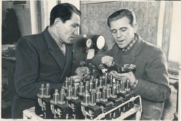 Tehas "Termoautomaat". Montaažilukksepp I. Pantelejev (vasakul) ja brigadir P. Hüvinen, aparaadi RT-1 reguleerimine. Tartu, 1954.