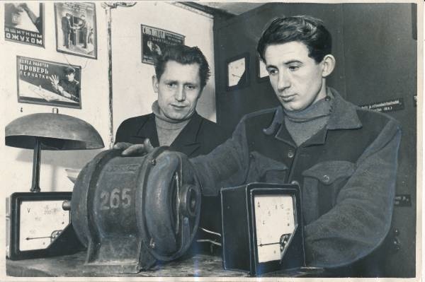 Tehas "Termoautomaat",  ametiühingute sekretär K. Kiidjärv (vasakul) ja elektrik H. Virkmaa kontrollivad remonditud elektrimootorit. Tartu, 1954.