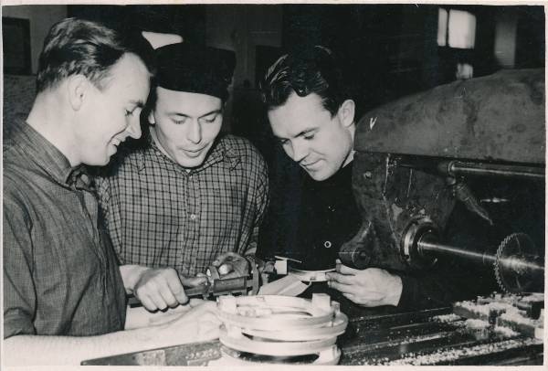 Tartu Autoremonditehas nr 3, sotsialistlik võistlus. Ülelinnalise esikoha saavutanud mehaanikatsehhi noortebrigaad. 1957