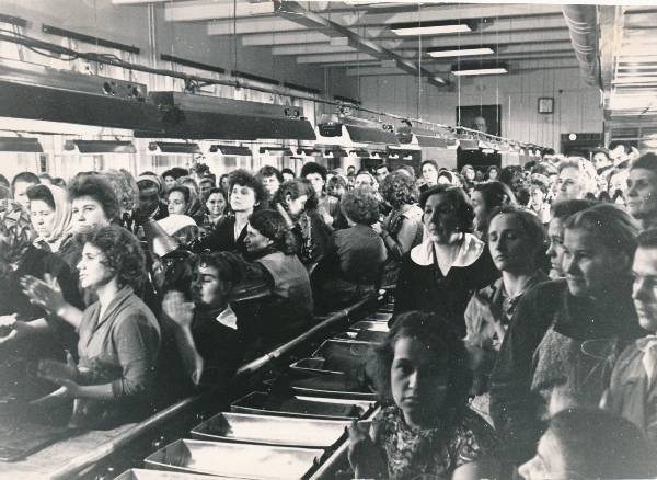 Tartu Naha- ja jalatsikombinaat, USA-vastane miiting tsehhis. 1962
