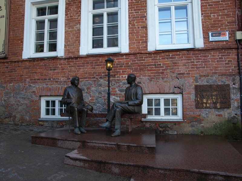 Skulptuurigrupp:  Eduard Vilde ja Oscar Wilde. Tartu, 2008. Foto Tiia Reisner.
