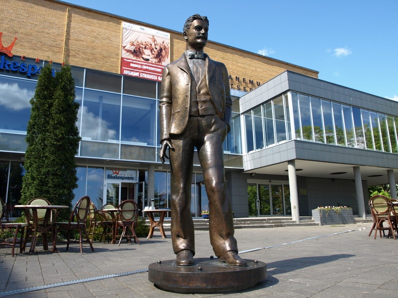 Dekoratiivskulptuur: Karl Menning (skulptor Mare Mikoff) Vanemuise teatri ees terrassil. Tartu, 2008.