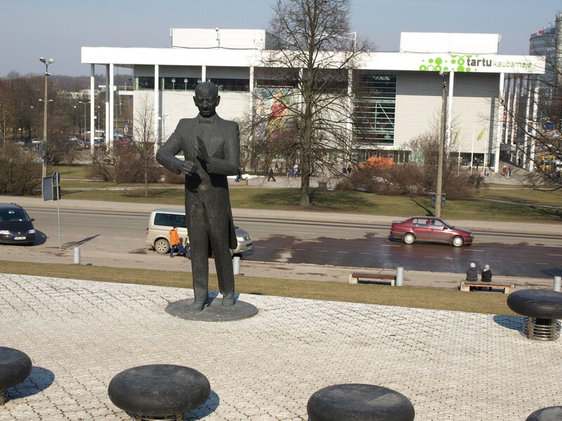 Mälestusmärk: Eduard Tubin. Taga kaubamaja. Tartu, 2008. Foto Tiia Reisner.