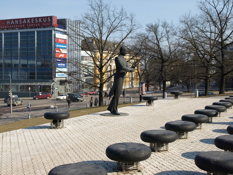 Mälestusmärk: Eduard Tubin. Taga Hansakeskus ning Riia, Ülikooli ja Kalevi t ristmik. Tartu, 2008. Foto Tiia Reisner.