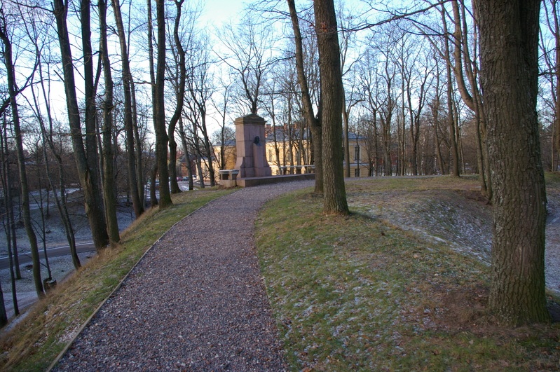 Mälestusmärk: Ernst Bergmann; Toomemäe allee. Tartu, 2008. Foto Tiia Reisner.