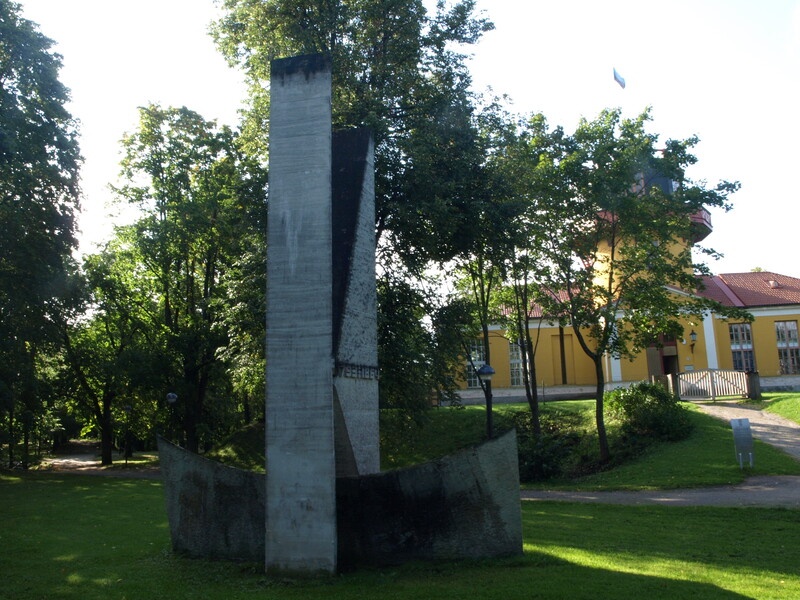 Mälestusmärk: Friedrich Georg Wilhelm Struve; taga tähetorn. Tartu, 2008. Foto Tiia Reisner.