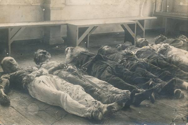Tartu krediidikassa (krediitkassa) keldris mõrvatud inimesed. Tartu, 14.01.1919.