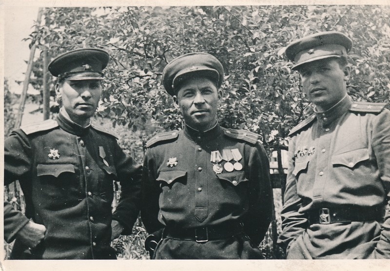 98. laskurdiviisi polgukomandöri asetäitja poliitalal. Keskel 4. Tartu nimelise laskurpolgu komandöri asetäitja major Voronkov. 1944?