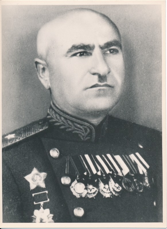 Kindral Karapetjan - 146. laskurdiviisi komandör.  1944?