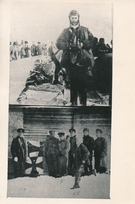 Ülal: Lendur Jaan Mahlapuu  Riia kohal enda poolt  allalastud saksa pommituslennuki rusude juures.
All: Vasakult 1. Jaan Mahlapuu; ees lipnik Žerebtsov, taga kapten T. Staripavlov.  duplicate photo