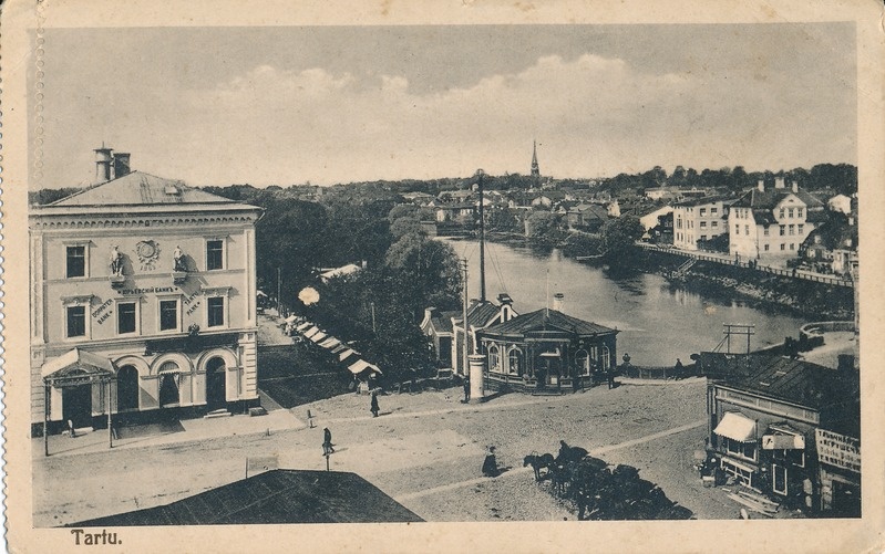 Raekoja plats 20 (Tartu pank). Raekoja plats Kivisilla juures: kaubaputkad, voorimehed. Taga Emajõgi ja Kalda t vaade. Tartu, 1910-1925.