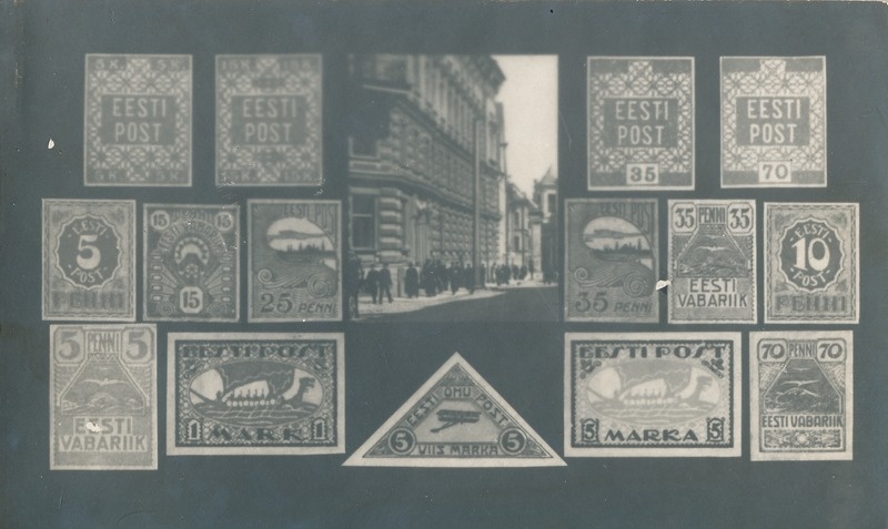 Peapostkontor, ümbritsetud Eesti Vabariigi postmarkidega. Tallinn, 1920-1928. Foto Parikas.