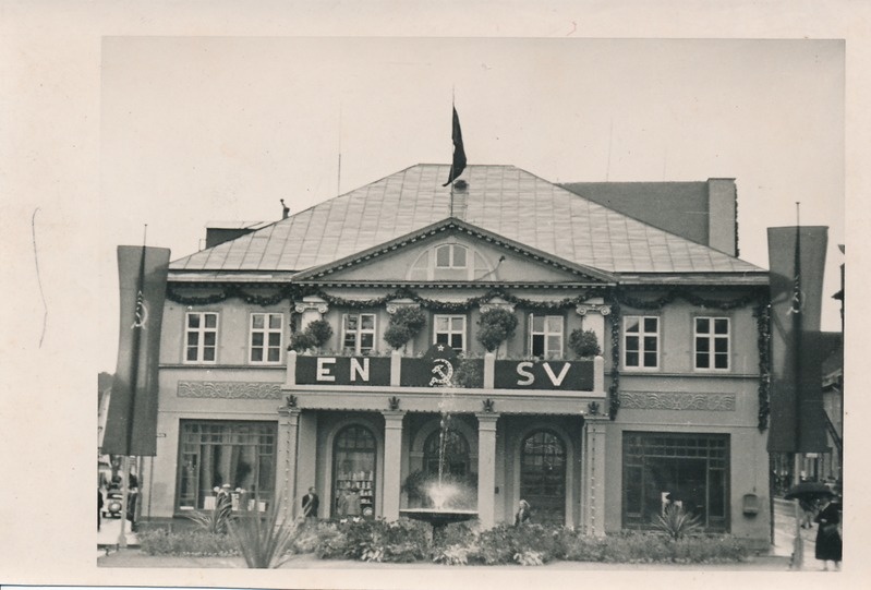 Tartu maavalitsus (endine hotell London), kaunistatud nõukoguliku sümboolikaga. 6.08.1940