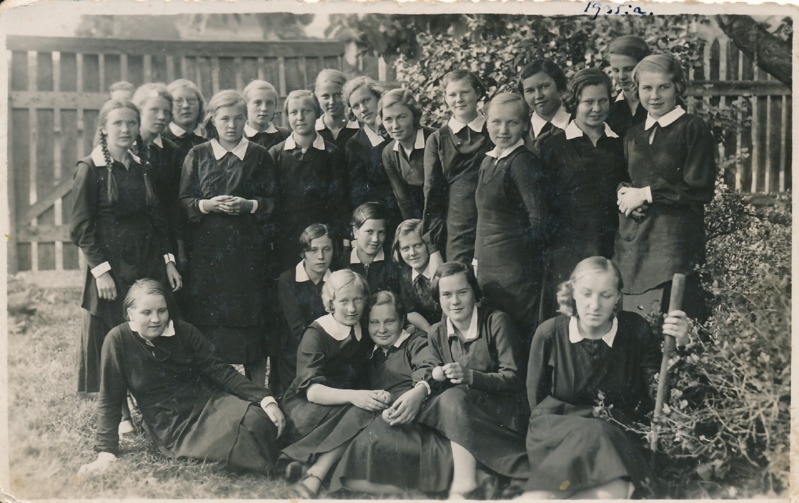 Tartu kommertsgümnaasium: IIIg klassi tütarlapsed; esireas paremalt 2. Endla Trööp. 1936