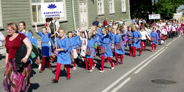 Digifoto. Tartu Laulupidu 2014. Kõrveküla põhikool rongkäigus.