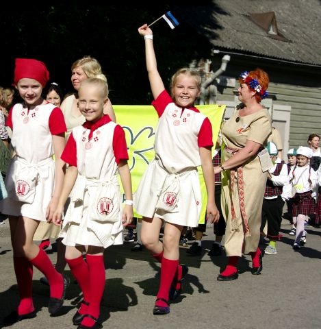Digifoto. Tartu Laulupidu 2014. Rõõmsad lapsed rongkäigus.