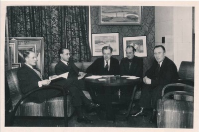 Tartu Kunstiklubi juhatus. Vasakult Eduard Oja, Jaan Kitzberg?, Peet Vallak, Kaarli Aluoja, Juhan Püttsepp. 1937  duplicate photo