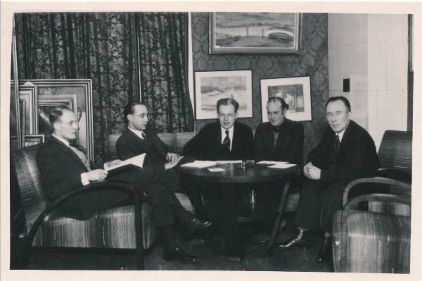 Tartu Kunstiklubi juhatus. Vasakult Eduard Oja, Jaan Kitzberg?, Peet Vallak, Kaarli Aluoja, Juhan Püttsepp. 1937