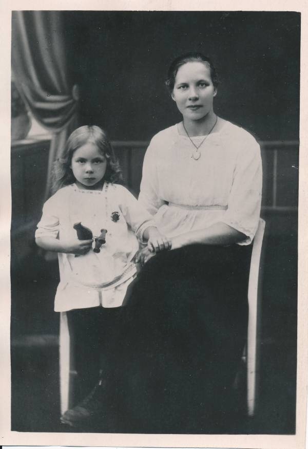 Ateljeefoto. Ema koos pojaga: Adeele Kriisa ja Herbert-Ernst Kriisa. Tartu, 1920.