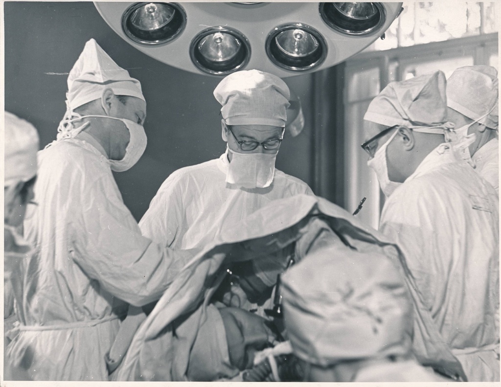 Tartu Vabariiklik Kliiniline Haigla (Maarjamõisa haigla). Dr. Albert Kliiman teeb südameoperatsiooni. 1967