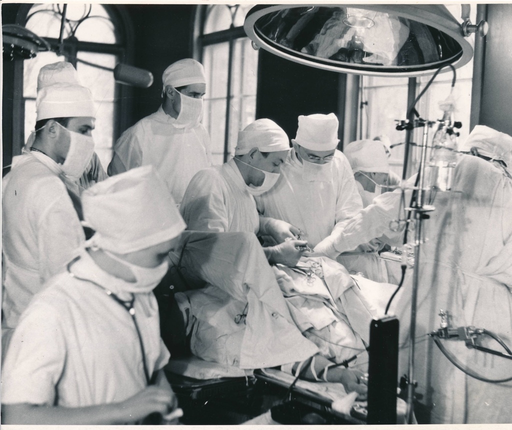 Tartu Vabariiklik Kliiniline Haigla (Maarjamõisa haigla). Dr Tünder ja dr Kull teevad veresoonte operatsiooni. 1967