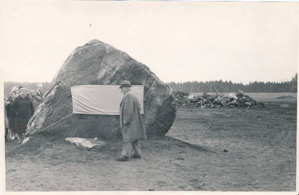 Kivirahn, mis tähistab J. Tamme sünnikohta Teedlas.
